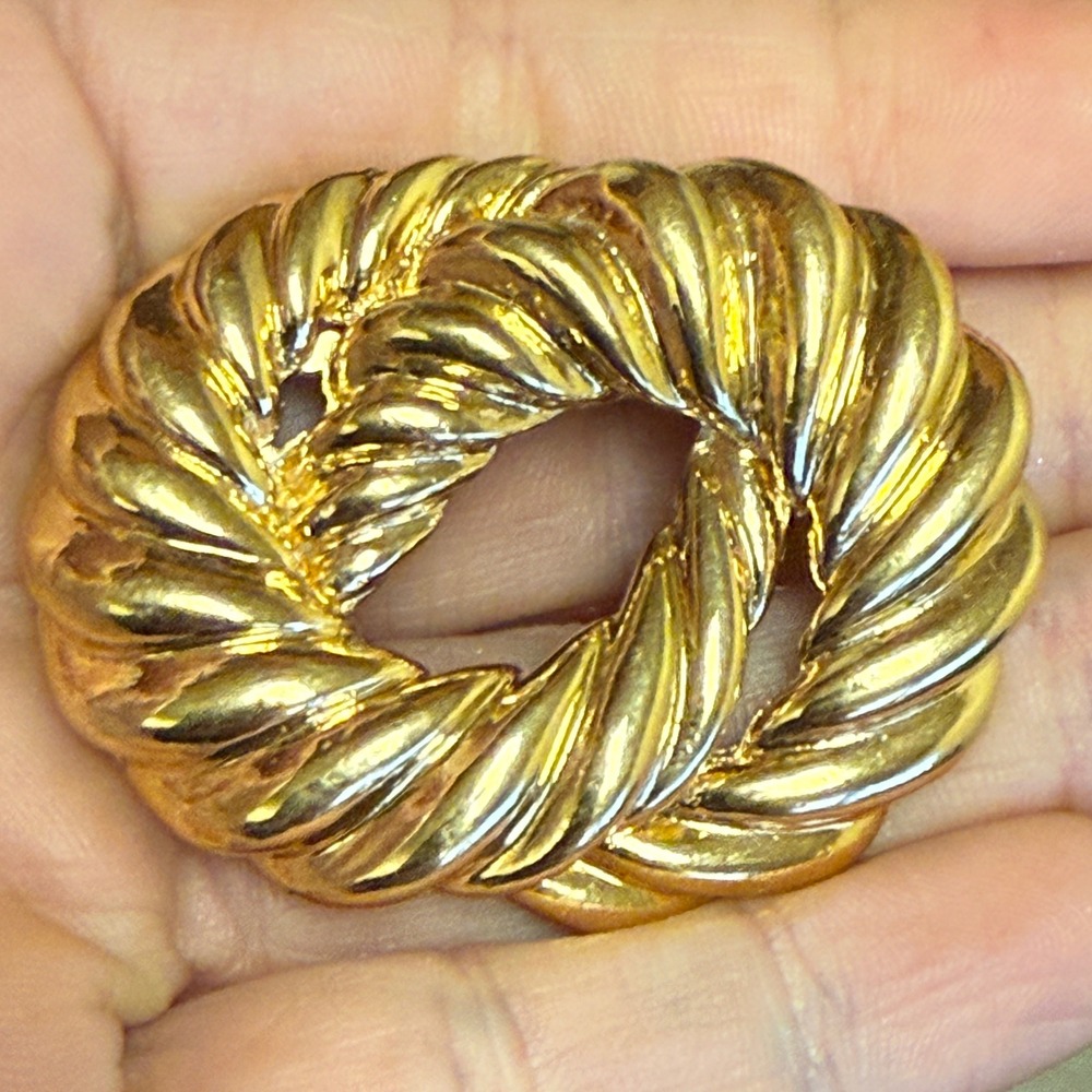 Vintage Gold Tone Twisted Wreath Brooch Ribbed Love Knot Pin Statement Jewelry